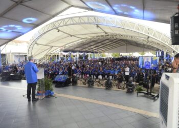 AHMAD Zahid Hamidi (berdiri) ketika berucap pada majlis Solidariti, Kestabilan dan Kemakmuran dan Pelancaran Jentera BN Pahang di Laman Kerayong di Bera, Pahang. - UTUSAN/SHAIKH AHMAD RAZIF