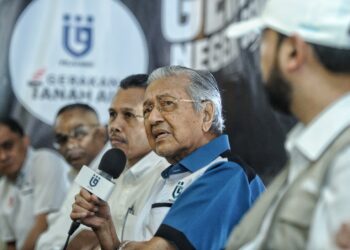 DR. Mahathir Mohamad ketika sidang akhbar selepas beliau menghadiri Himpunan GTA Negeri Sembilan Bersama Negarawan di Senawang, Seremban. - UTUSAN/MOHD. SHAHJEHAN MAAMI