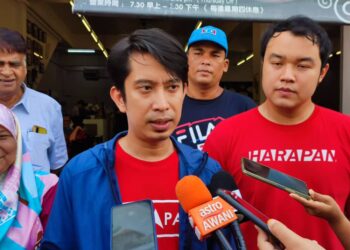 ADAM ADLI Abdul Halim bercakap kepada pemberita selepas Program Walkabout bersama Naib Presiden PKR, Nurul Izzah Anwar di Pasar Bukit Beruang dan Pasar Bukit Baru, Melaka. - UTUSAN/AMRAN MULUP