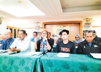 KHOO Salma bersama beberapa pemimpin NGO dalam sidang akhbar menolak cadangan projek tambak laut di seluruh negara selepas persidangan Malaysia Tolak Tambak di George Town, Pulau Pinang semalam.