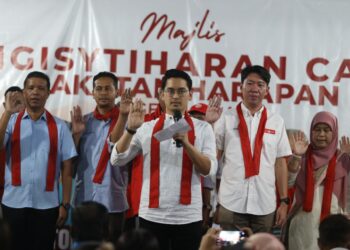 MOHAMED Taufiq Johari mengetuai bacaan ikrar calon PH pada Majlis Pengisytiharan Calon PH Kedah di Laguna Merbok, Sungai Petani di sini. - UTUSAN/SHAHIR NOORDIN