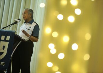 DR. Mahathir Mohamad sewaktu berucap pada Himpunan GTA Negeri Sembilan Bersama Negarawan di Senawang, Seremban malam tadi. - UTUSAN/MOHD. SHAHJEHAN  MAAMIN