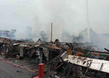 DERETAN kedai papan di Serdang terbakar pagi tadi.