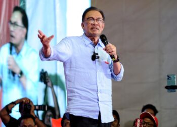 ANWAR  Ibrahim berucap pada Ceramah Mega PH di  Tambun, Ipoh semalam. - UTUSAN/MUHAMAD NAZREEN SYAH MUSTHAFA