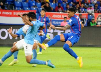 PENYERANG JDT, Bergson Da Silva merembat kencang ke arah pintu gol walaupun dihalang dua pemain pertahanan PJ City FC  pada perlawanan Piala Malaysia di Stadium Sultan Ibrahim, Iskandar Puteri. FOTO: Raja Jaafar Ali