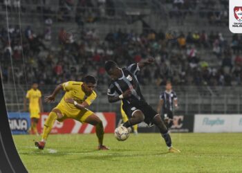 Aksi penyerang Kuching City, Abu Kamara cuba mengelecek pemain Penang FC. Foto: Ihsan MFL