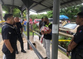 BAYI lelaki ditemukan di dalam sebuah kotak yang diletakkan di sebuah hentian bas berhadapan pangsapuri di Jalan SB Indah 2, Taman Sungai Besi, Seri Kembangan hari ini.