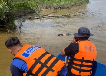 MAYAT seorang lelaki ditemukan di Jambatan Pak Nik Lah di Pengkalan Chepa, Kota Bharu, Kelantan hari ini. - UTUSAN/IHSAN BOMBA