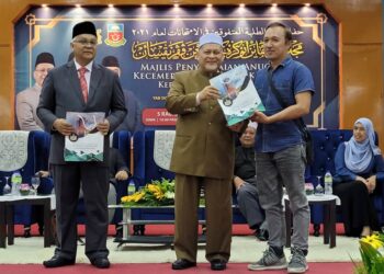 MOHD. Amar Abdullah (tengah) ketika menyampaikan anugerah kecemerlangan peperiksaan kepada wakil-wakil pelajar yang hadir pada Majlis Penyampaian Anugerah Kecemerlangan Peperiksaan 2021 Kerajaan Negeri Kelantan di Nilam Puri, Kota Bharu, Kelantan hari ini. UTUSAN/MUSTAQIM MOHAMED