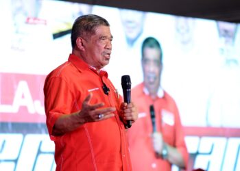 MOHAMAD Sabu berucap para program Ceramah Mega PH di Tambun, Ipoh semalam. - UTUSAN/MUHAMAD NAZREEN SYAH MUSTHAFA