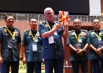 MOHAMAD Hamdan Wahid (tengah) ketika merasmikan Seminar Undang-Undang Kecil Bangunan Seragam (Pindaan 2021) Peringkat Zon Utara di Pusat Konvensyen Setia Spice, Bayan Lepas, Pulau Pinang hari ini.