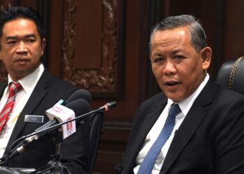 AMINUDDIN Harun dalam sidang akhbar selepas mempengerusikan Mesyuarat Mingguan Exco Kerajaan Negeri di Wisma Negeri, Seremban hari ini.