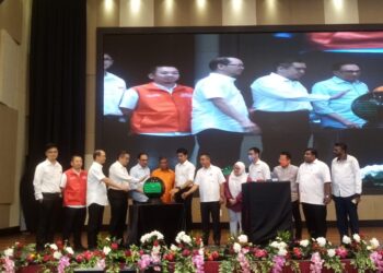 ANWAR Ibrahim (lima dari kiri) bersama kepimpinan parti komponen PH ketika melancarkan Tawaran Harapan di Hotel Wyndham Acmar, Klang, Selangor hari ini-UTUSAN/ MOHAMAD NAUFAL MOHAMAD IDRIS