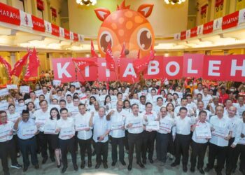 BARISAN kepemimpinan tertinggi dan calon-calon bergambar selepas Majlis Pengumuman Calon Harapan/DAP sempena Pilihanraya Umum ke-15, di Selangor Chinese Assembly Hall, di sini hari ini. -UTUSAN/SHIDDIEQIIN ZON