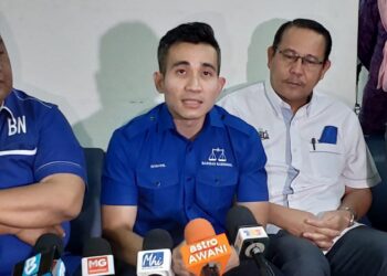 SHAHRIL SUFIAN Hamdan bercakap kepada pemberita dalam sidang akhbar di Ibu Pejabat UMNO Bahagian Alor Gajah di Selandar, Melaka. - UTUSAN/AMRAN MULUP