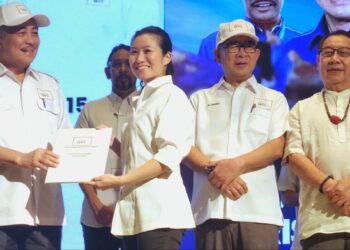 YEE Tsai Yiew (tiga kanan) terima watikah pelantikan calon daripada Pengerusi GRS, Datuk Seri Hajiji Noor (kiri) di Kota Kinabalu semalam.