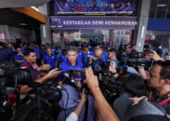 MOHAMAD Hasan ketika ditemui pemberita sebelum Majlis Penyerahan Watikah Kepada Calon-Calon Parlimen BN PRU15 Negeri Sembilan di Wisma UMNO, Seremban, hari ini. - UTUSAN/MOHD. SHAHJEHAN MAAMIN