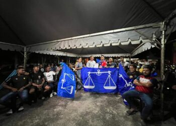 SERAMAI 70 petugas PN Parlimen Masjid Tanah keluar parti dan menyertai UMNO dalam sesi penyerahan borang keahlian di Ayer Limau, Melaka.