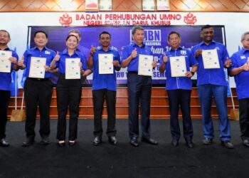 CALON Parlimen BN PRU15 Negeri Sembilan menerima watikah masing-masing pada majlis yang diadakan di Wisma UMNO, Seremban hari ini. - UTUSAN/MOHD. SHAHJEHAN MAAMIN