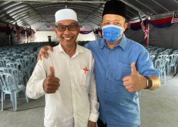 SHAHIDAN Kassim (kanan) bersama Pengerusi PN negeri, Mohd. Shukri Ramli ketika ditemui di pusat khidmat Kubang Gajah, Arau, Perlis hari ini. - UTUSAN/ASYRAF MUHAMMAD