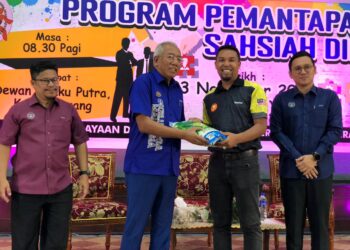 MAHDZIR Khalid (dua dari kiri) menyampaikan sumbangan kepada ahli kelab Pejabat Daerah Padang Terap selepas merasmikan Program Pemantapan Sahsiah Diri di Dewan Tunku Putra. - UTUSAN/MOHD RIFAAT ABD HAMID