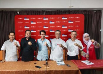 ADLY Zahari (tiga dari kanan) dan Mutalib Uthman (dua dari kiri) pada sidang akhbar khas di Graha Amanah Melaka, Bukit Katil, Melaka. - UTUSAN/MUHAMMAD SHAHIZAM TAZALI