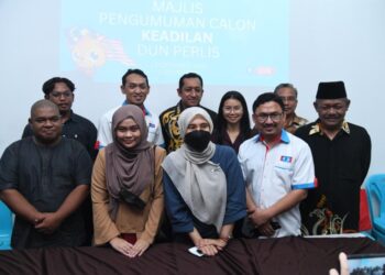 NURUL Izzah Anwar bergambar dengan calon-calon PKR di Perlis dalam majlis pengumuman calon di Pusat Operasi JPRN Keadilan Perlis, Kangar, Perlis hari ini.- UTUSAN/IZLIZAN OTHMAN