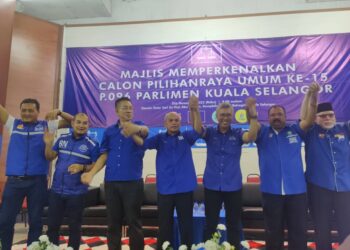 TENGKU Zafrul (tiga kanan) diperkenalkan sebagai calon BN Parlimen Kuala Selangor pada majlis itu di Bangunan UMNO Kuala Selangor, Selangor, malam tadi. -UTUSAN/ ISKANDAR SHAH MOHAMED