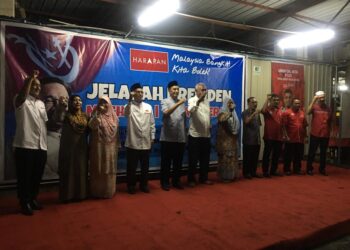 ANTARA barisan calon PH di Kelantan yang diumumkan di Kampung Membunga, Machang, Kelantan malam tadi. -UTUSAN/ ROSMIZAN RESDI