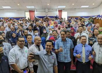 KHAIRY Jamaluddin (tengah) berswafoto kumpulan bersama pesara-pesara tentera pada Program Penerangan COVID-19 @ PERHEBAT di Dewan Syarahan Kompleks PERHEBAT, Paya Jaras, di sini, hari ini.- UTUSAN/ MOHAMAD HAFIZI MOHD SAID.