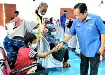 AHMAD MASLAN beramah mesra dengan orang ramai pada Majlis Mesra Bersama Rakyat anjuran Felcra di Dewan Muafakat Sungai Pinggan di Benut, Pontian.