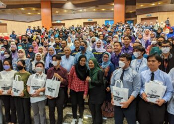 KHAIRY Jamaluddin (tengah baju biru) bergambar bersama penerima peranti siswa dan warga UiTM Sungai Buloh, di sini, hari ini. -UTUSAN / MOHAMAD HAFIZI MOHD SAID.