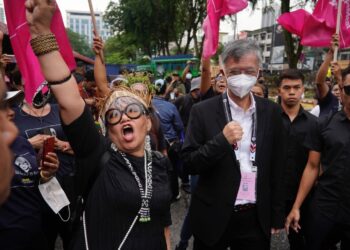 Calon bebas bagi Parlimen Batu,  Siti Zabedah Kasim (kiri) dan Chua Tian Chang (kanan) melaungkan sorakan bersama penyokong mereka ketika hadir ke pusat penamaan calon di SMK Sentul Utama di sini hari ini. GAMBAR - UTUSAN/AMIR KHALID