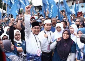 AHMAD Faizal Azumu (tengah) bersama penyokong PN pada proses penamaan calon PRU15 Parlimen Tambun di ILP, Meru di Ipoh hari ini. - UTUSAN/MUHAMAD NAZREEN SYAH MUSTHAFA