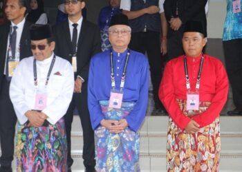 ISMAIL Sabri Yaakob (tengah) bersama dua pencabarnya daripada PN dan PH pada majlis penamaan calon di Dewan Konvensyen Majlis Daerah Bera di Bera, Pahang.