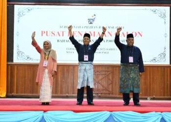 ROZABIL Abd. Rahman (kanan) bersama Shahidan Kassim (tengah) dan Fathin Amelina Fazlie yang diumumkan sebagai calon yang akan bertanding di Parlimen Arau selepas selesai proses penamaan calon  di Politeknik Tuanku Syed Sirajuddin, Arau, Perlis hari ini. - UTUSAN/IZLIZAN OTHMAN