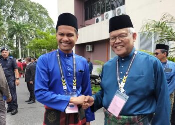 HAMZAH Zainuddin (kanan) bersalaman dengan Mohd. Syafiq Fhadly Mahmud selepas proses penamaan calon PRU15 Parlimen Larut di Pejabat Daerah dan Tapah Selama hari ini. - UTUSAN/ASLIZA MUSA