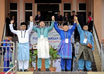 DR. Rosli Allani S.Abdull (dari kiri) bersama Mejar (B) Muhamad Seman dan penyandang kerusi Parlimen Machang, Ahmad Jazlan Yaakub serta Wan Ahmad Fasyhal Wan Kamal sah bertanding di sini hari ini. - UTUSAN/KAMARUL BISMI KAMARUZAMAN