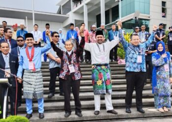 CALON Parlimen Sungai Petani, (dari kanan) Shahanim Mohamad Yusoff; Robert Ling Kui Ee; Marzuki Yahya; Tan Chow Kang dan Mohamad Taufiq Johari di Dataran MPSP, Sungai Petani di sini. - UTUSAN/ABDUL RAZAK OSMAN