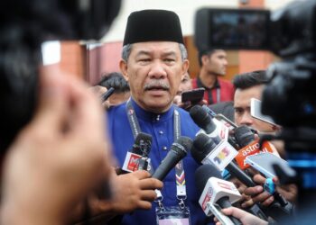 MOHAMAD Hasan ketika ditemui pemberita selepas proses penamaan calon Parlimen Rembau di Pusat Penamaan Calon, Dewan Sri Rembau, Rembau hari ini. - UTUSAN/MOHD. SHAHJEHAN MAAMIN