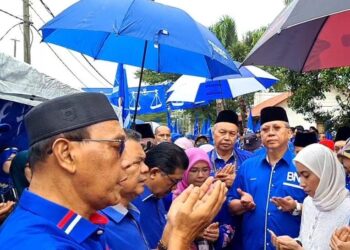 ANNUAR Musa (dua kanan) bersama penyokong mengaminkan doa di Pusat Penamaan Calon sebagai tanda sokongan kepada calon BN di Dewan Majlis Daerah Ketereh, Kota Bharu, Kelantan hari ini.