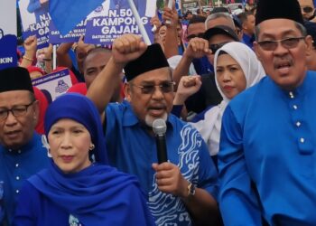 TAJUDDIN Abdul Rahman (tengah) bersama calon BN pada proses penamaan calon di Kompleks Pentadbiran Daerah Perak Tengah di Pasir Salak hari ini. - UTUSAN/AIN SAFRE BIDIN