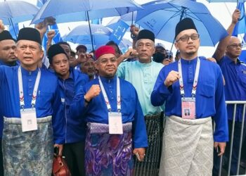 DR. Mohd. Khairuddin Aman Razali (tengah) diiringi Ahmad Razif Abd. Rahman (kir) dan Apli Yusoff (kanan) berarak ke Pusat Penamaan Calon, Pejabat Daerah dan Tanah Kuala Nerus, Terengganu, hari ini.