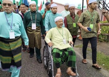 MOHD. Nassuruddin Daud hadir berkerusi roda bagi memberi sokongan kepada calon Perikatan Nasional (PN) bagi Parlimen Pasir Mas, Ahmad Fadhli Shaary di Dewan Kolej Vokasional Pasir Mas, Kelantan. - UTUSAN/ROHANA ISMAIL