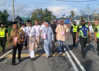 ZAHIDI Zainul Abidin berjalan ke pusat penamaan calon di Maktab Rendah Sains Mara (MRSM) Beseri, Padang Besar hari ini. - UTUSAN