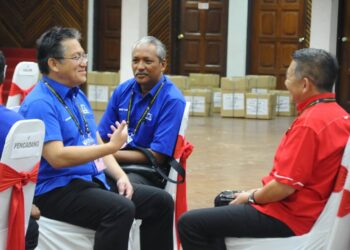 NUR Jazlan Mohamed bersama Salahuddin Ayub berbual mesra pada majlis Penamaan Calon di Pusat Penamaan Calon P.161. Pulai di Dewan Jubli Intan Sultan Ibrahim, Johor Bahru. -  UTUSAN/RAJA JAAFAR ALI