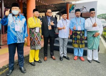 MOHD. Faizal Abdul Manap (tiga dari kiri) bersama kesemua calon yang akan bertanding di Parlimen Kuala Pilah iaitu dari kiri, Eddin Syazlee, Adnan, Azman (tiga dari kanan), Nor Azman (dua dari kanan) dan Kamarulzaman (kanan).-UTUSAN/AFIFI HAFIZ MOHD. NOR