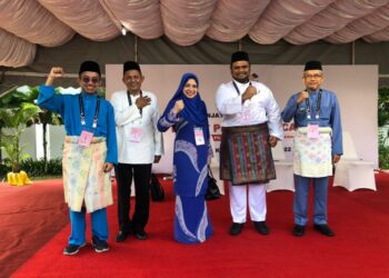 MASHITAH Ibrahim (tengah) diapit empat calon lain (dari kiri) Azman Ismail; Syed Araniri Syed Ahmad; Ulya Aqamah Husamudin dan Ahmad Fakhruddin Fakhrurazi selepas dinamakan sebagai calon Parlimen Kuala Kedah di sini.