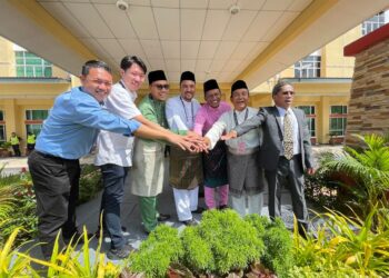 TUJUH calon Parlimen Alor Setar (dari kiri), Tan Chee Hiong; Simon Ooi Tze Min; Afnan Hamimi Taib Azamudin; Mohamad Nuhairi Rahmat; Sofan Feroza Md. Yusup, Fadzil Hanafi dan Nordin Yunus yang diumumkan secara rasmi berentap pada PRU15 di Alor Setar, hari ini.