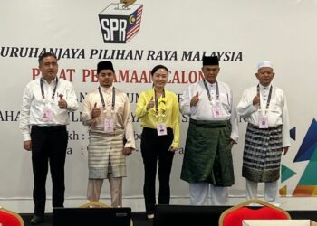 CALON-calon ahli Parlimen Seremban dari kiri Loke Siew Fook; Mohd. Izzat Lesley, Wong Yin Ting, Mohamad Jani Ismail dan Mohd. Fadli Che Me di Pusat Penamaan Calon di Wisma Majlis Bandaraya Seremban (MBS) di Seremban hari ini.-UTUSAN/ZAKKINA WATI AHMAD TARMIZI